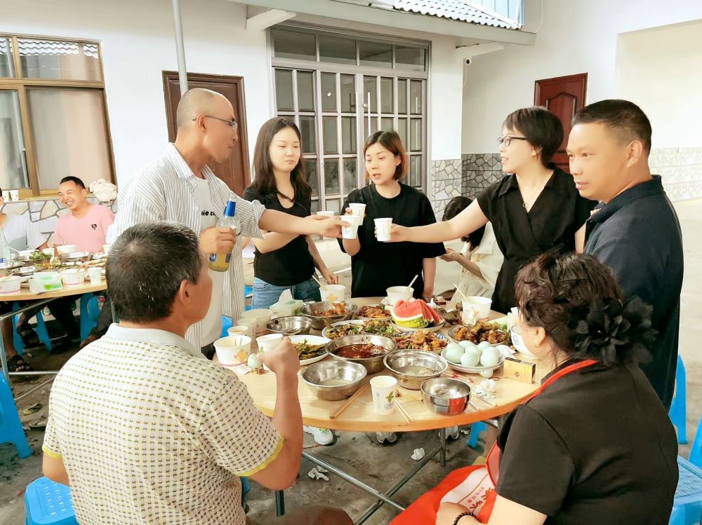 端午佳節(jié)即將來(lái)臨之際 四川博水環(huán)保 主管團(tuán)隊(duì) 攜節(jié)日禮品 ，向駐扎眉山工業(yè)園區(qū)污水處理廠項(xiàng)目駐地員工，送上深切的慰問(wèn)和關(guān)懷